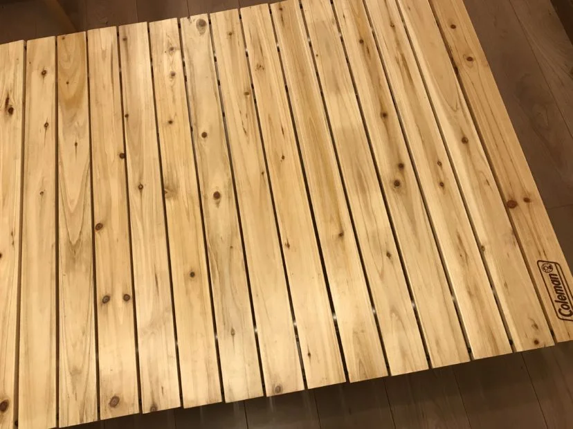 天然木のテーブル