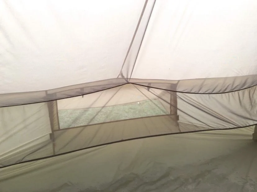 テント内から見た背面のメッシュ窓