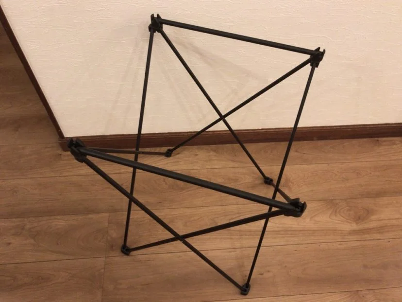 丸型ポールの穴にはめ込む