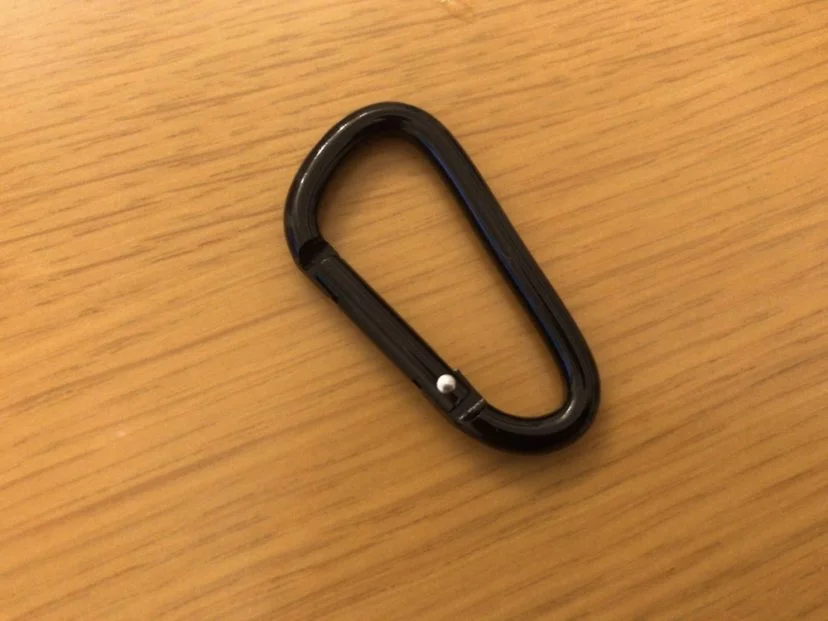 付属のカラビナ