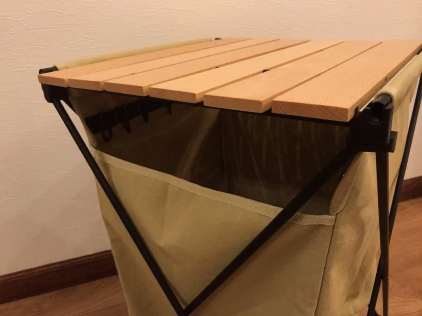 サイドの隙間からゴミを捨てる