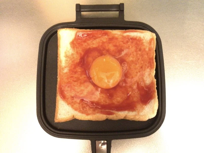 ケチャップと生卵を乗せる