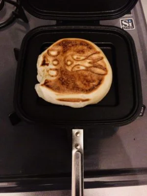 うさサンドメーカーで温めた551蓬莱の豚まん