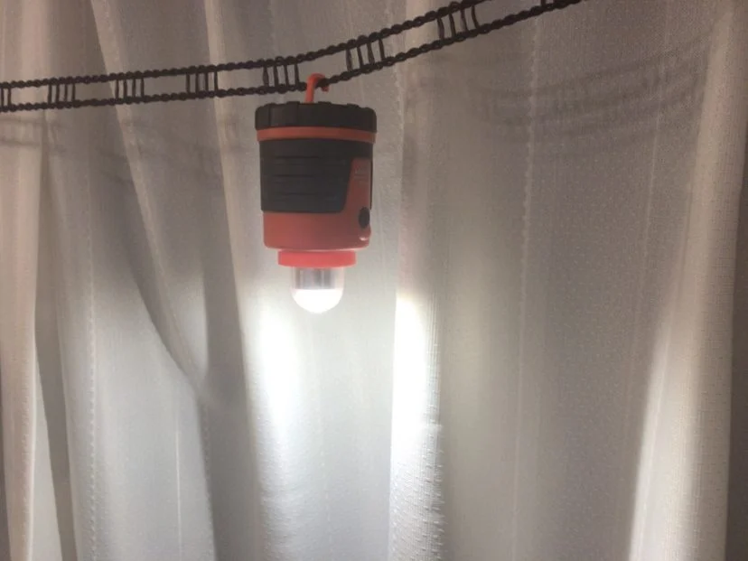 逆さ吊りなら下に影ができない