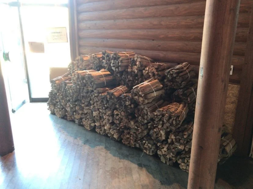 大量の薪のストック