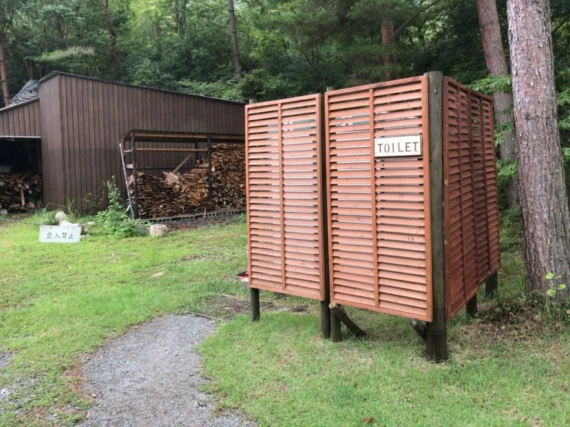 自然の森ファミリーオートキャンプ場の男子トイレ