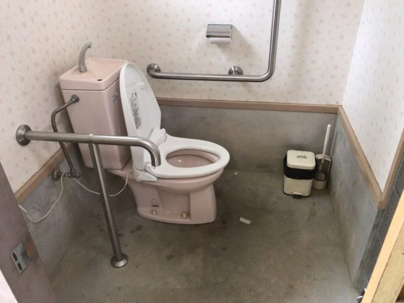 自然の森ファミリーオートキャンプ場の女子洋式トイレ