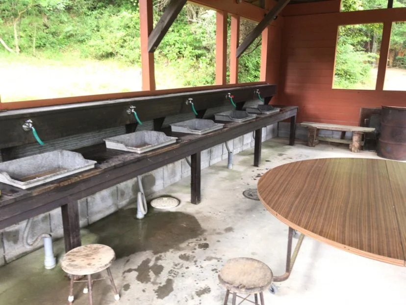 自然の森ファミリーオートキャンプ場の受付近くにある炊事場