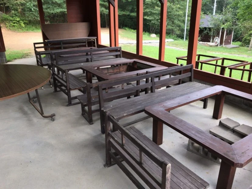 自然の森ファミリーオートキャンプ場の炊事場にある休憩所